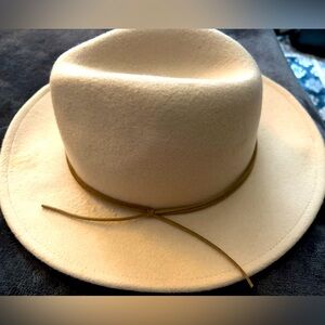 Abercrombie & Fitch Cream Fedora Hat. EUC.